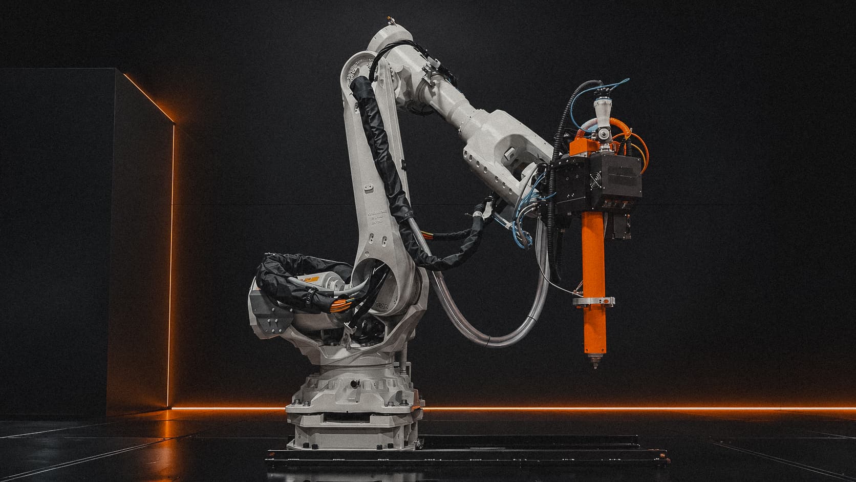 The MDPE50 pellet extruder carried by the ABB 6-axis arm over the build plate